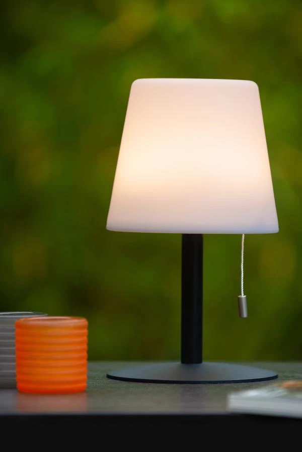 Lucide RIO - Oplaadbare Tafellamp Buiten - Accu/Batterij - Ø 15,5 cm - LED Dimb. - 1x1,8W 3000K - IP44 - RGB - Multicolor - sfeer 1